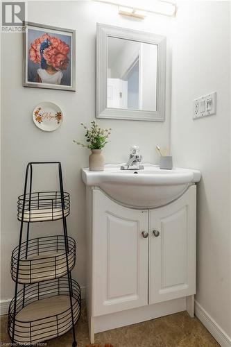 173 Simcoe Street E, Hamilton, ON - Indoor Photo Showing Bathroom