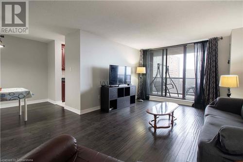 21 Knightsbridge Road Unit# 1602, Brampton, ON - Indoor Photo Showing Living Room