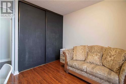 21 Knightsbridge Road Unit# 1602, Brampton, ON - Indoor Photo Showing Living Room