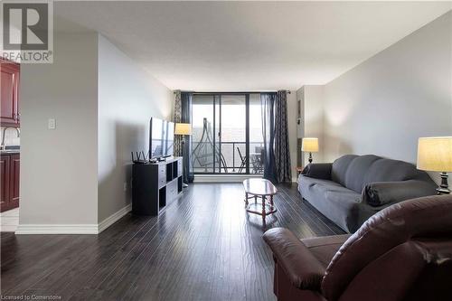 21 Knightsbridge Road Unit# 1602, Brampton, ON - Indoor Photo Showing Living Room