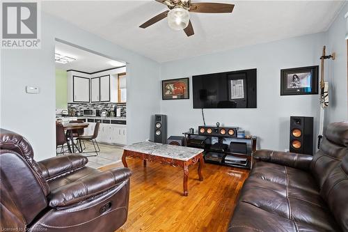 1095 Barron Road, Thorold, ON - Indoor Photo Showing Living Room