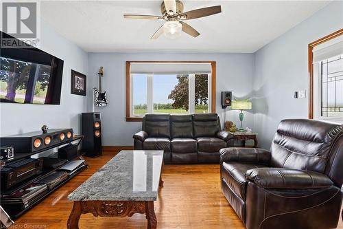 1095 Barron Road, Thorold, ON - Indoor Photo Showing Living Room