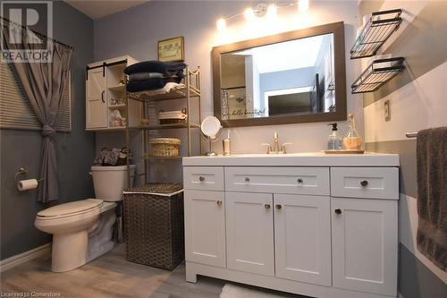 8 East 31St Street, Hamilton, ON - Indoor Photo Showing Bathroom