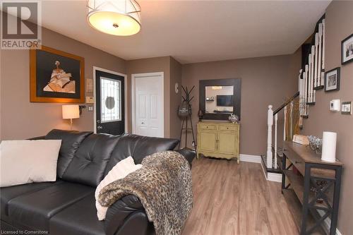 8 East 31St Street, Hamilton, ON - Indoor Photo Showing Living Room