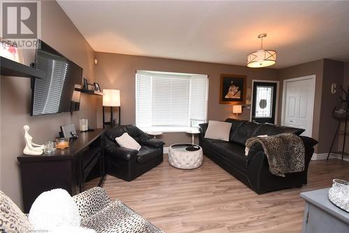 8 East 31St Street, Hamilton, ON - Indoor Photo Showing Living Room