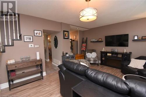 8 East 31St Street, Hamilton, ON - Indoor Photo Showing Living Room