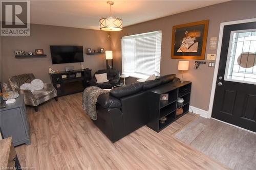 8 East 31St Street, Hamilton, ON - Indoor Photo Showing Living Room