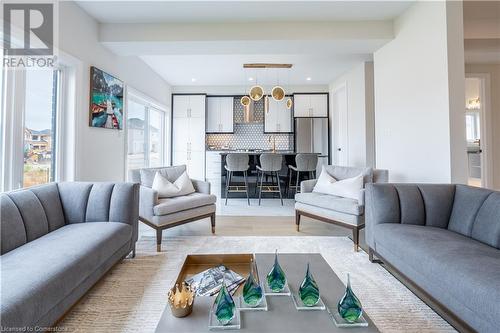 1458 Upper Sherman Avenue, Hamilton, ON - Indoor Photo Showing Living Room