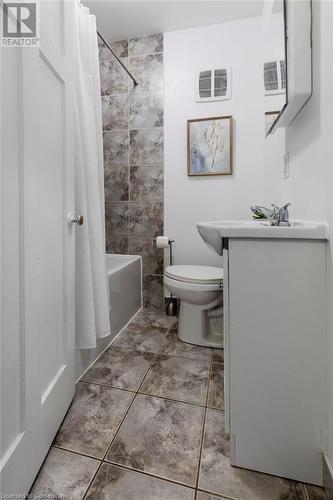 33 Homewood Avenue, Hamilton, ON - Indoor Photo Showing Bathroom