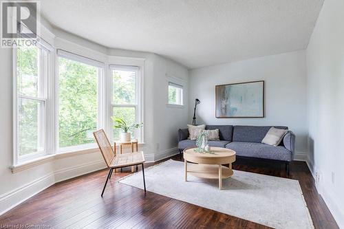 33 Homewood Avenue, Hamilton, ON - Indoor Photo Showing Living Room