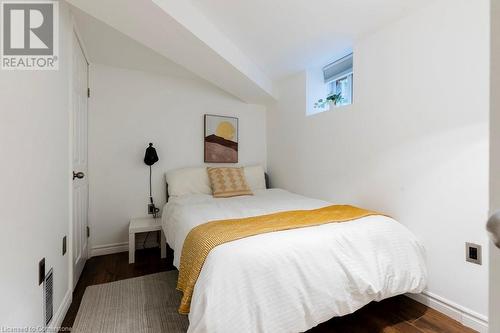 33 Homewood Avenue, Hamilton, ON - Indoor Photo Showing Bedroom