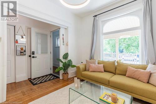 33 Homewood Avenue, Hamilton, ON - Indoor Photo Showing Living Room