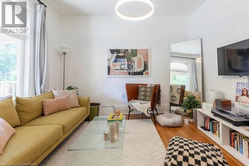 33 Homewood Avenue, Hamilton, ON - Indoor Photo Showing Living Room