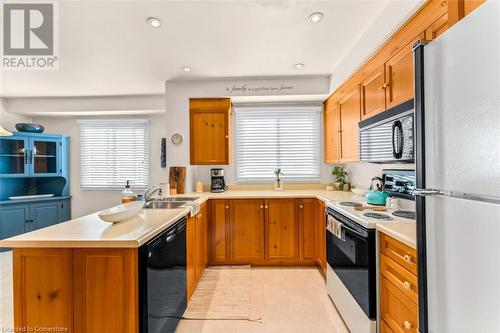 4165 Fieldgate Drive Unit# 5, Mississauga, ON - Indoor Photo Showing Kitchen With Double Sink