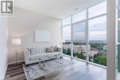 2750 King Street E Unit# 802, Hamilton, ON - Indoor Photo Showing Living Room