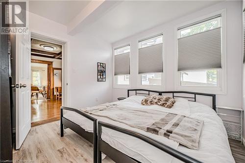 116 Park Row N, Hamilton, ON - Indoor Photo Showing Bedroom