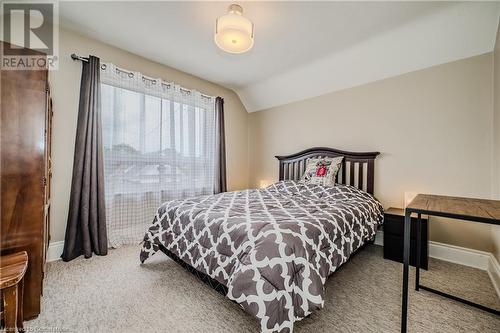 116 Park Row N, Hamilton, ON - Indoor Photo Showing Bedroom