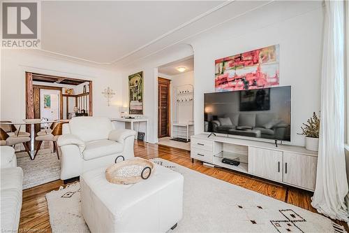 116 Park Row N, Hamilton, ON - Indoor Photo Showing Living Room