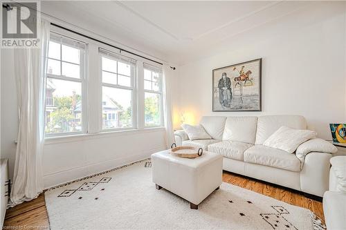 116 Park Row N, Hamilton, ON - Indoor Photo Showing Living Room