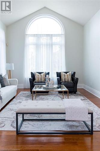 2 Donnici Drive, Hamilton, ON - Indoor Photo Showing Living Room