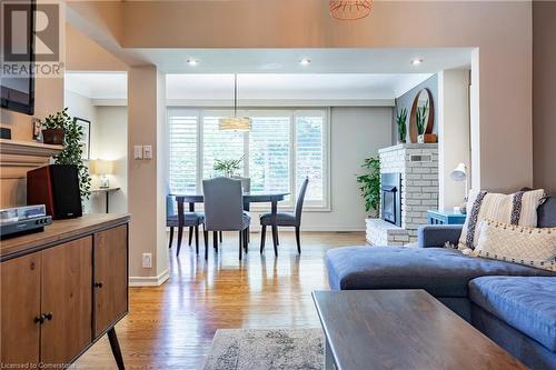 27 Collier Crescent, Hamilton, ON - Indoor Photo Showing Living Room