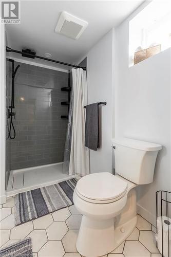 27 Collier Crescent, Hamilton, ON - Indoor Photo Showing Bathroom