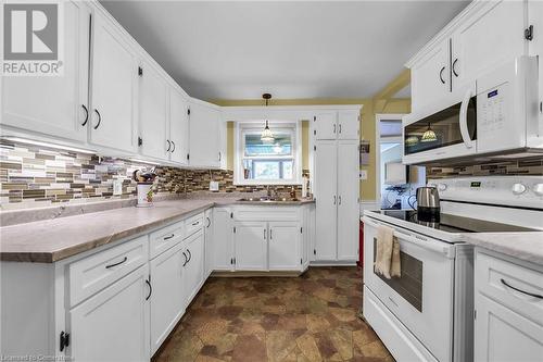 183 Pottruff Road N, Hamilton, ON - Indoor Photo Showing Kitchen With Double Sink