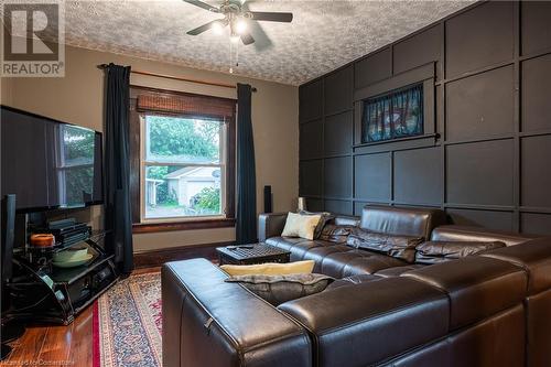 6085 Ross Street, Niagara Falls, ON - Indoor Photo Showing Living Room