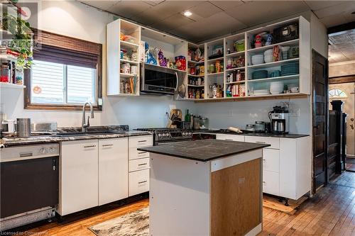 6085 Ross Street, Niagara Falls, ON - Indoor Photo Showing Kitchen