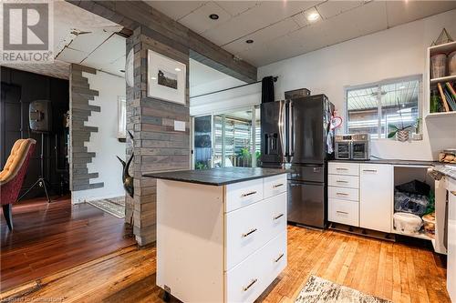 6085 Ross Street, Niagara Falls, ON - Indoor Photo Showing Kitchen