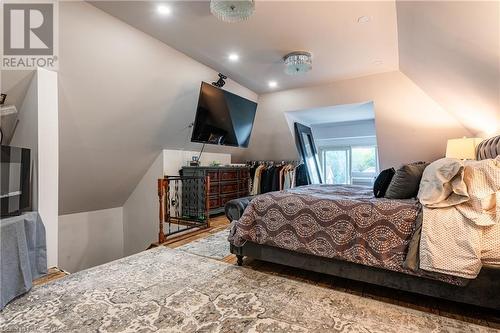 6085 Ross Street, Niagara Falls, ON - Indoor Photo Showing Bedroom