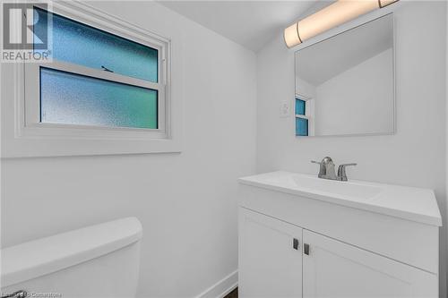 21 Weir Street S, Hamilton, ON - Indoor Photo Showing Bathroom