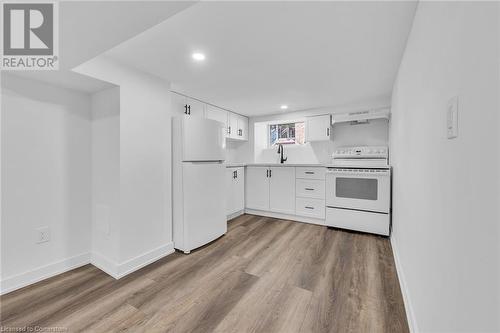 21 Weir Street S, Hamilton, ON - Indoor Photo Showing Kitchen