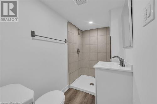 21 Weir Street S, Hamilton, ON - Indoor Photo Showing Bathroom