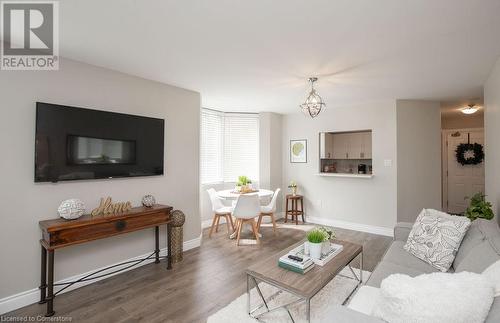 1270 Maple Crossing Boulevard Unit# 101, Burlington, ON - Indoor Photo Showing Living Room