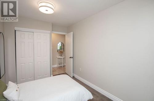 1270 Maple Crossing Boulevard Unit# 101, Burlington, ON - Indoor Photo Showing Bedroom