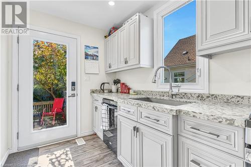 9 Foley Crescent, Thorold, ON - Indoor Photo Showing Kitchen With Upgraded Kitchen