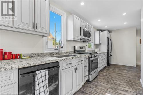 9 Foley Crescent, Thorold, ON - Indoor Photo Showing Kitchen With Upgraded Kitchen