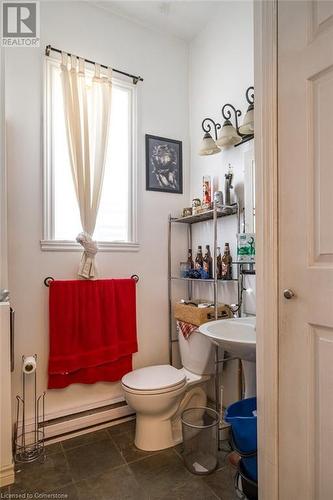 213 Park Street N, Hamilton, ON - Indoor Photo Showing Bathroom