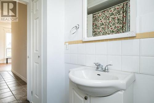 213 Park Street N, Hamilton, ON - Indoor Photo Showing Bathroom