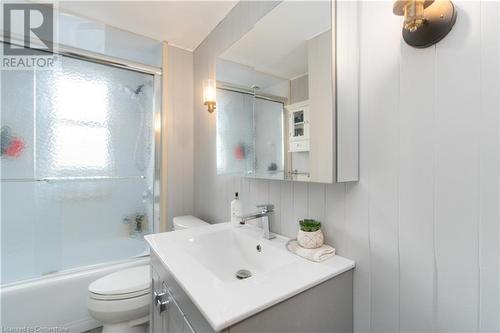 28 Walter Avenue S, Hamilton, ON - Indoor Photo Showing Bathroom