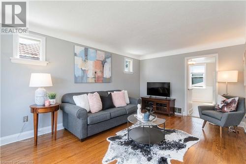 28 Walter Avenue S, Hamilton, ON - Indoor Photo Showing Living Room