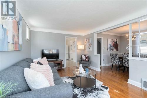 28 Walter Avenue S, Hamilton, ON - Indoor Photo Showing Living Room