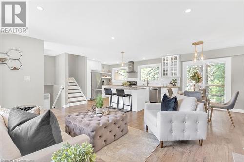 20 Geneva Drive, Hamilton, ON - Indoor Photo Showing Living Room