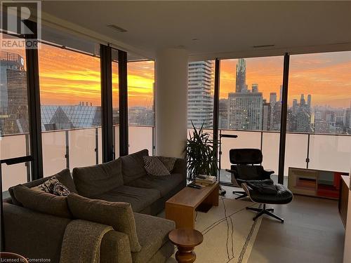 20 Lombard Street Unit# 3711, Toronto, ON - Indoor Photo Showing Living Room