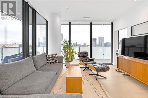 20 Lombard Street Unit# 3711, Toronto, ON - Indoor Photo Showing Living Room