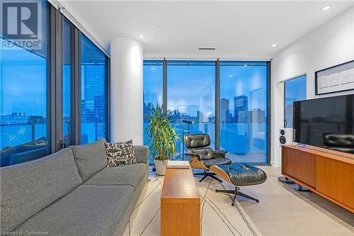 20 Lombard Street Unit# 3711, Toronto, ON - Indoor Photo Showing Living Room