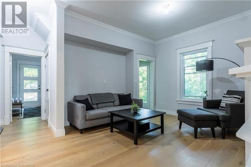 102 Alma Street, Hamilton, ON - Indoor Photo Showing Living Room