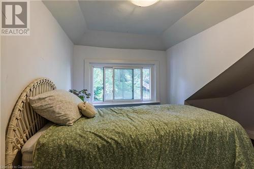 102 Alma Street, Hamilton, ON - Indoor Photo Showing Bedroom