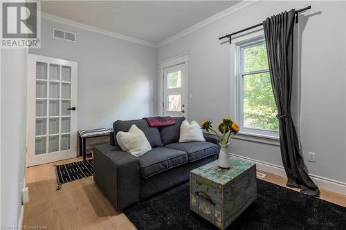 102 Alma Street, Hamilton, ON - Indoor Photo Showing Living Room